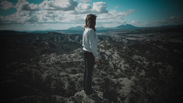 Foto von MaLeK DriDi : https://www.pexels.com/de-de/foto/person-in-grauem-langarmhemd-das-oben-auf-berg-steht-883623/